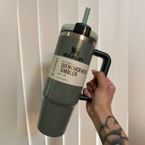 ⭐️SOLD⭐️ 30oz Hammertone Stanley